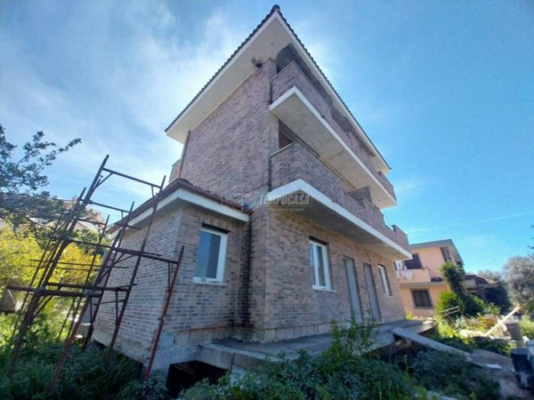 casa indipendente in vendita a Roma in zona Massimina/Casal Lumbroso