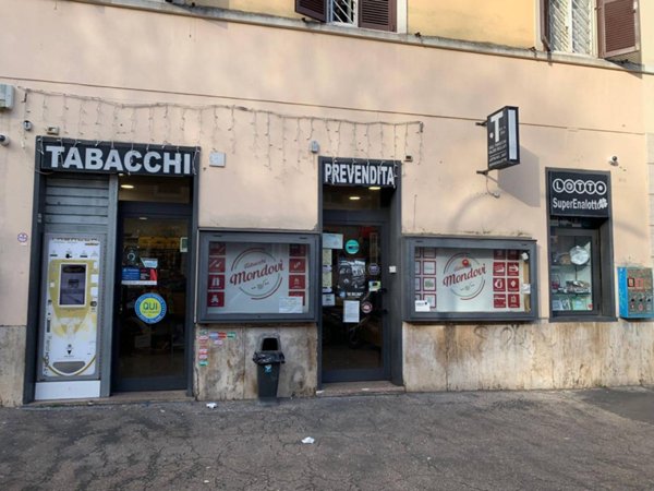 locale commerciale in vendita a Roma in zona Appio Latino