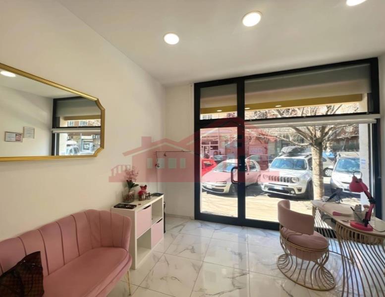 negozio in vendita a Roma in zona Appio Latino