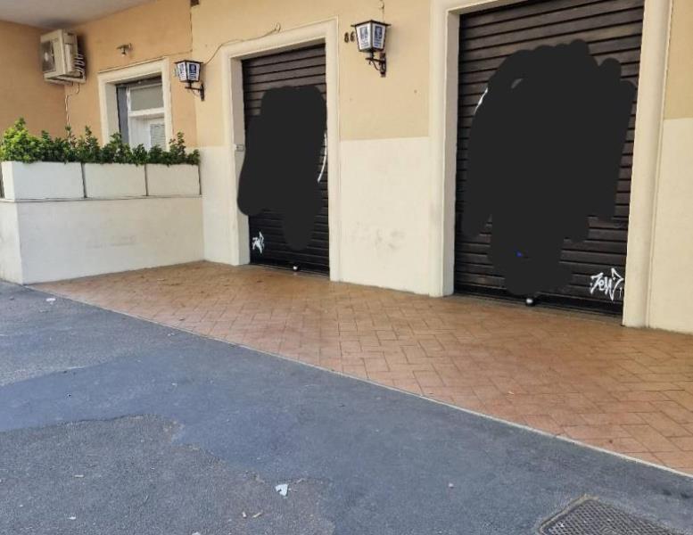 locale commerciale in vendita a Roma in zona Appio Latino