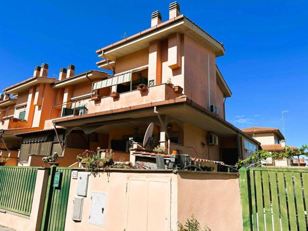 casa indipendente in vendita a Roma in zona Ostia