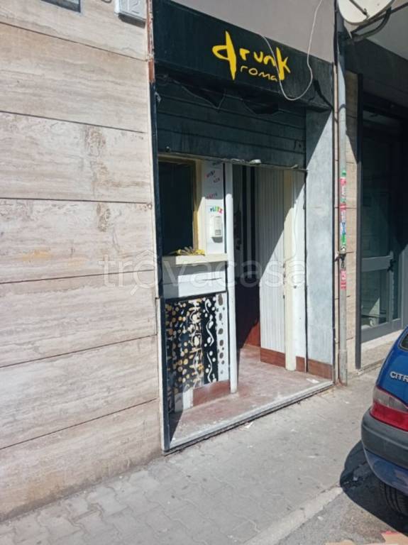 negozio in vendita a Roma in zona Cinecittà