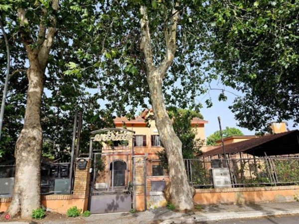 negozio in vendita a Roma in zona Appio Claudio