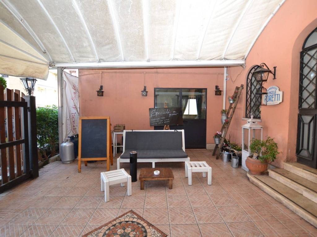 negozio in vendita a Roma in zona Appio Pignatelli