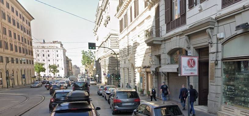 negozio in vendita a Roma in zona Rione Monti/Campitelli