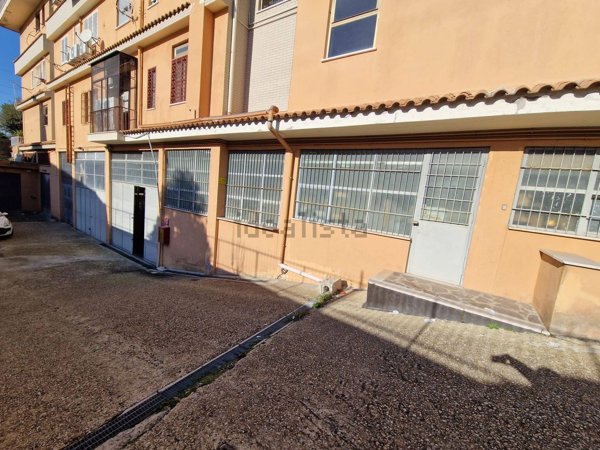 locale commerciale in vendita a Roma