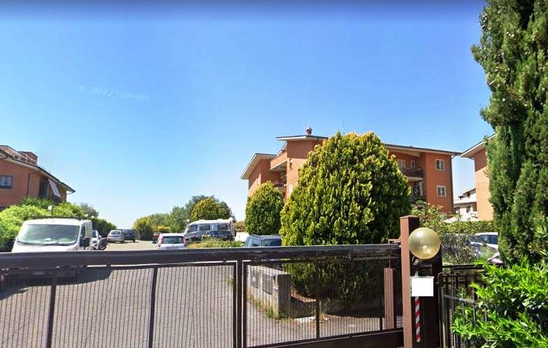 negozio in vendita a Roma in zona Finocchio