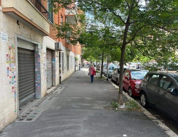 locale commerciale in vendita a Roma in zona Tuscolano