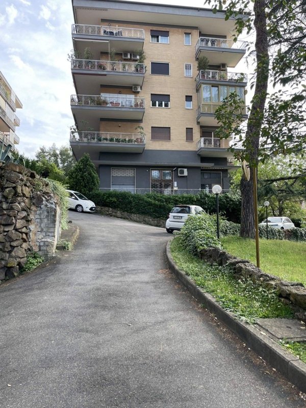 locale commerciale in vendita a Roma in zona Selva Candida