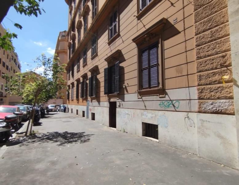 locale commerciale in vendita a Roma in zona Rione Monti/Campitelli