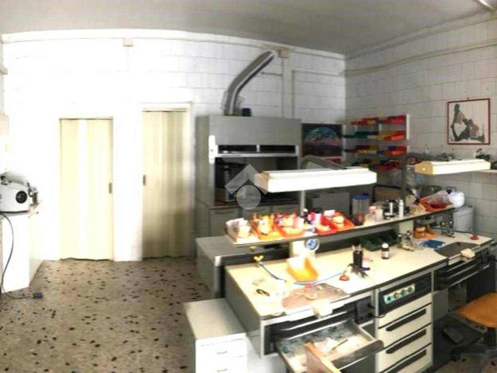 negozio in vendita a Roma in zona Torre Maura