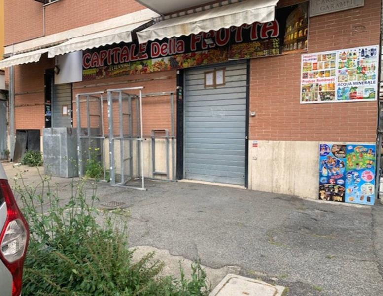 locale commerciale in vendita a Roma in zona Primavalle