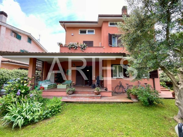 casa indipendente in vendita a Roma in zona Casal Palocco