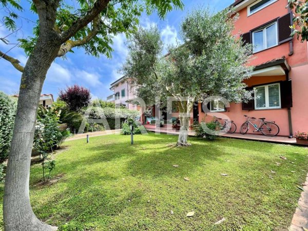 casa indipendente in vendita a Roma in zona Casal Palocco