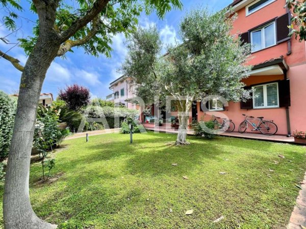 casa indipendente in vendita a Roma in zona Casal Palocco