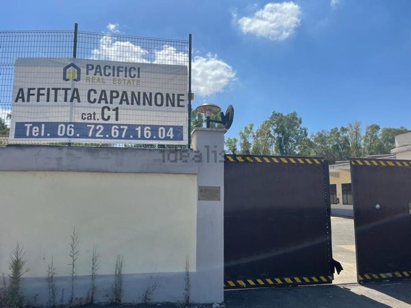 capannone in vendita a Roma in zona Torrino