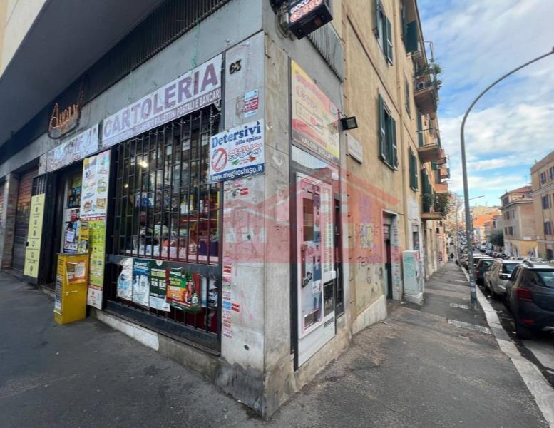 locale commerciale in vendita a Roma in zona Tuscolano