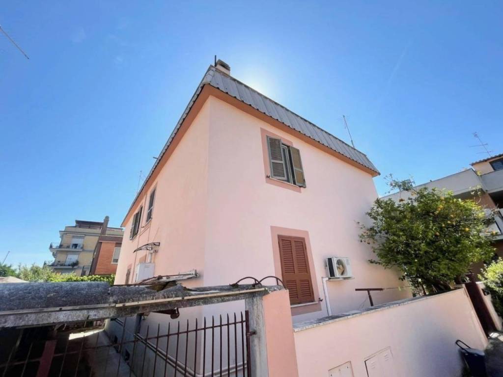 appartamento in vendita a Roma in zona Acilia