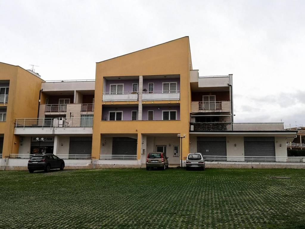 negozio in vendita a Roma in zona Castelverde