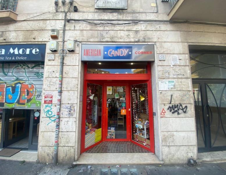 locale commerciale in vendita a Roma in zona Appio Latino