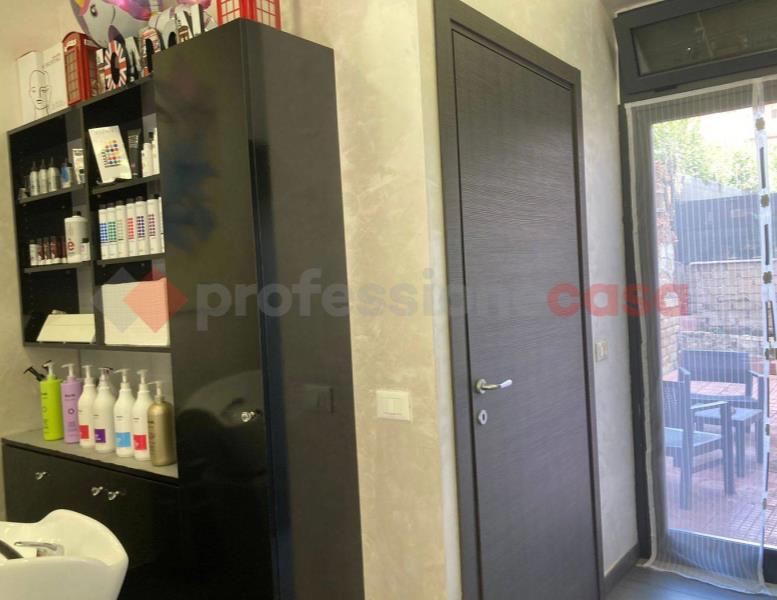 negozio in vendita a Roma in zona Corviale