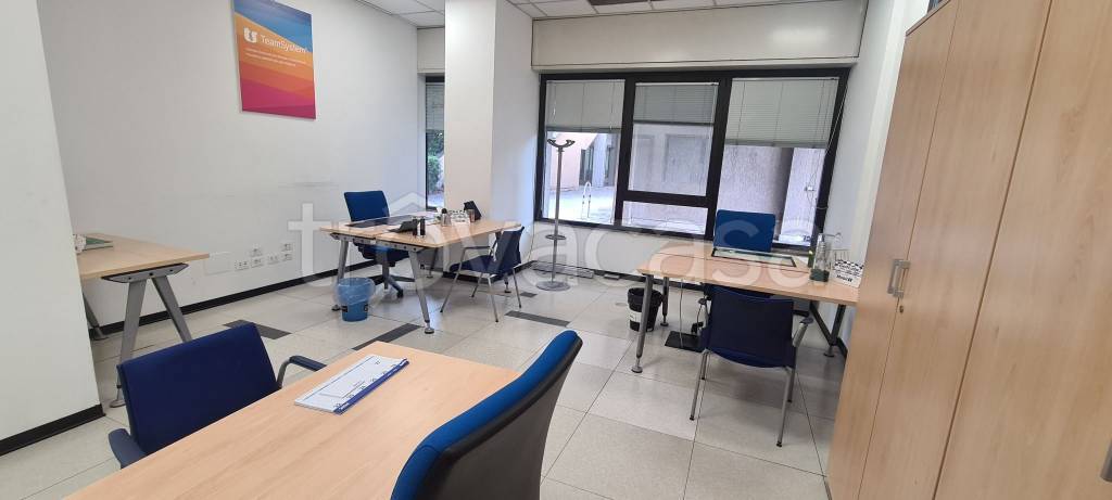 ufficio in vendita a Roma in zona Mostacciano