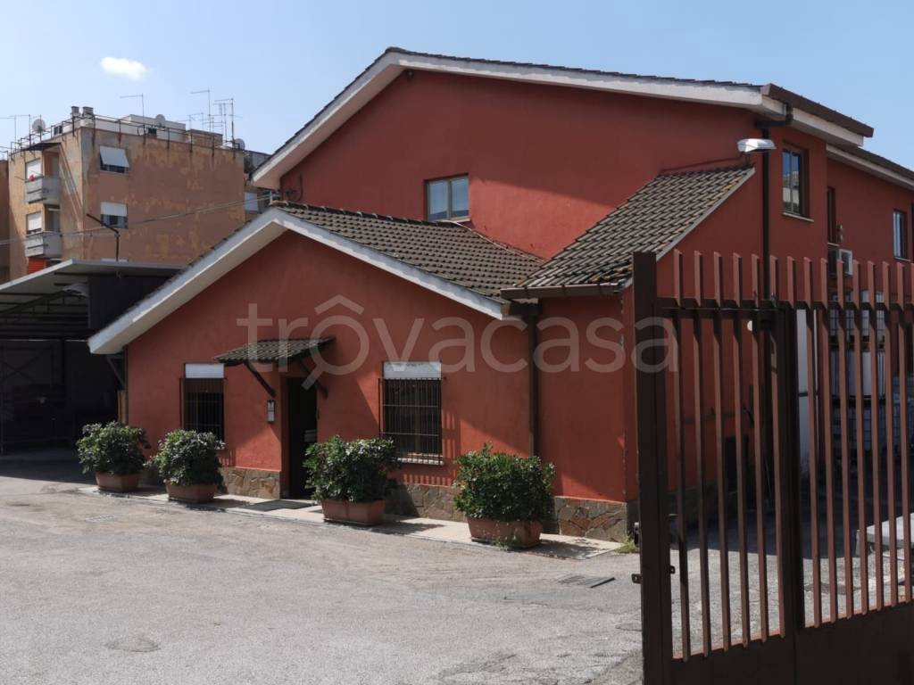 locale commerciale in vendita a Roma in zona Tor Sapienza