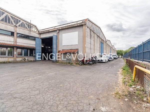 locale commerciale in vendita a Roma