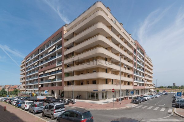 locale commerciale in vendita a Roma in zona Castel di Leva