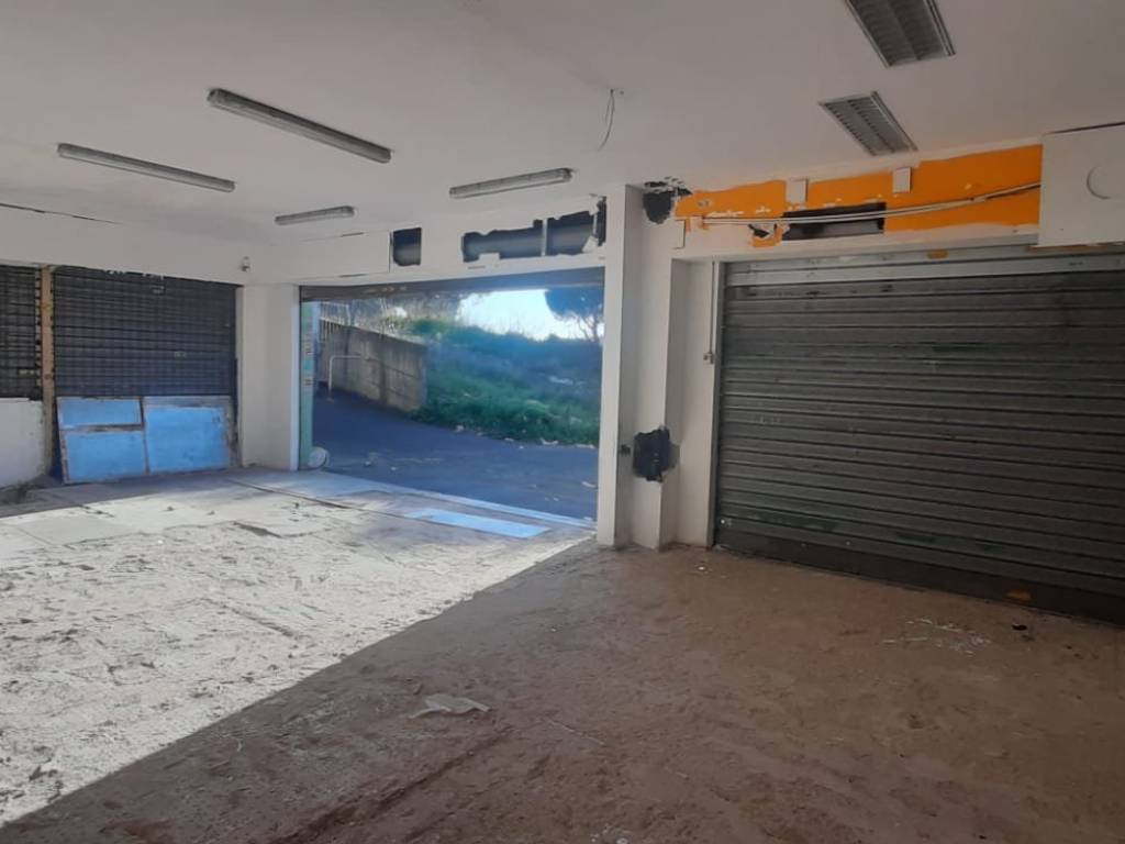 negozio in vendita a Roma in zona Torre Angela
