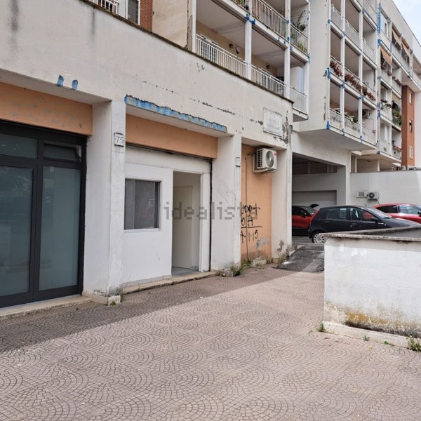 locale commerciale in vendita a Roma in zona San Basilio