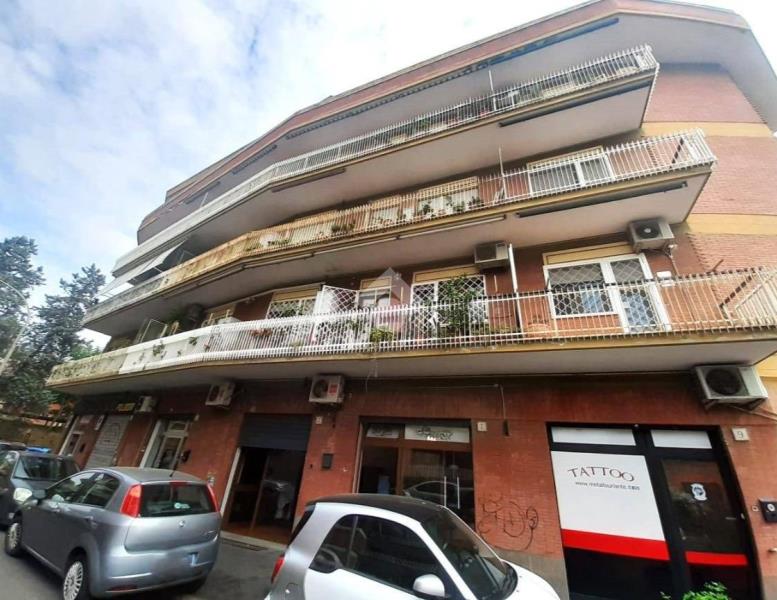 locale commerciale in vendita a Roma in zona Portuense