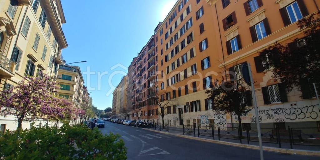 negozio in vendita a Roma in zona Appio Latino