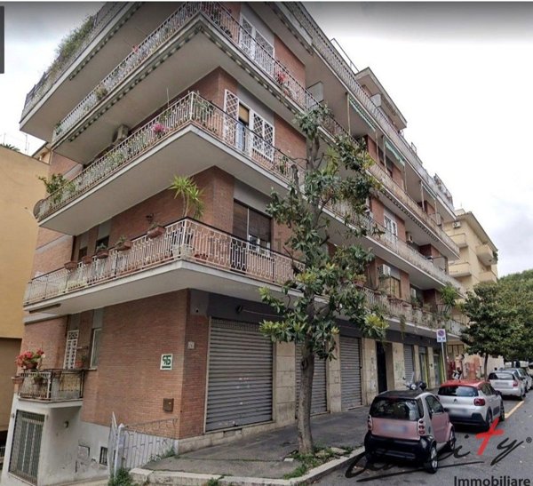locale commerciale in vendita a Roma in zona Portuense
