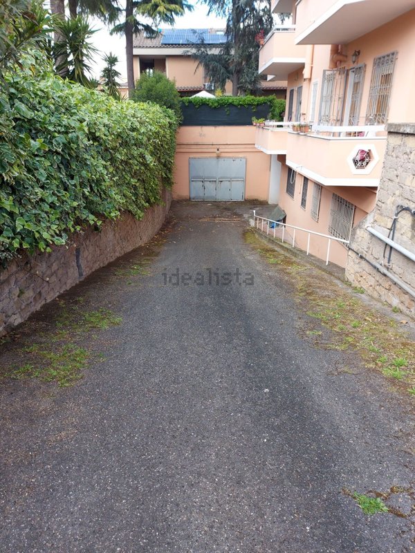 locale di sgombero in vendita a Roma in zona Casal Morena