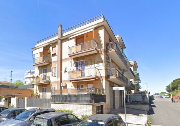 locale commerciale in vendita a Roma in zona Torre Angela