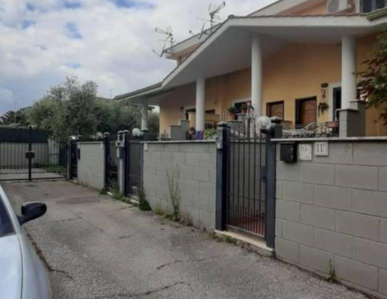 casa indipendente in vendita a Roma in zona Lago Regillo