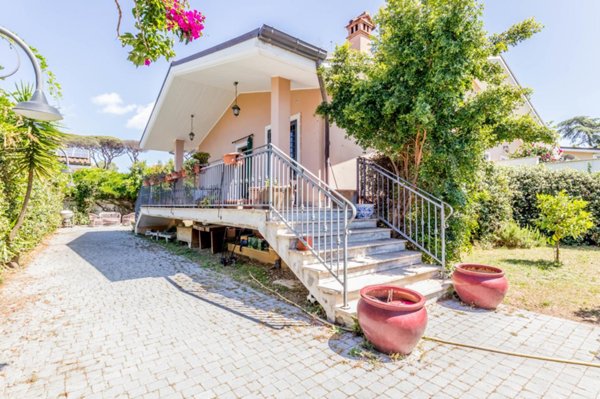 casa indipendente in vendita a Roma in zona Infernetto