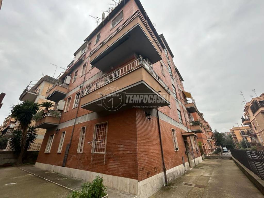 appartamento in vendita a Roma in zona Tomba di Nerone