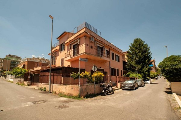 casa indipendente in vendita a Roma in zona Tomba di Nerone