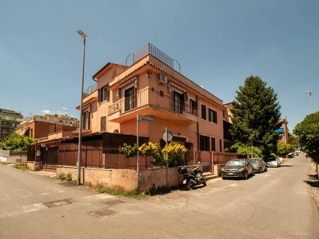 casa indipendente in vendita a Roma in zona Grottarossa