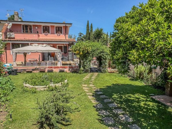 casa indipendente in vendita a Roma in zona Infernetto
