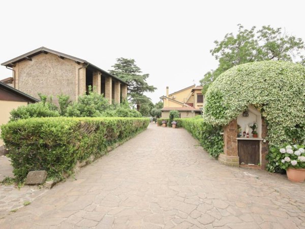 negozio in vendita a Roma in zona Finocchio