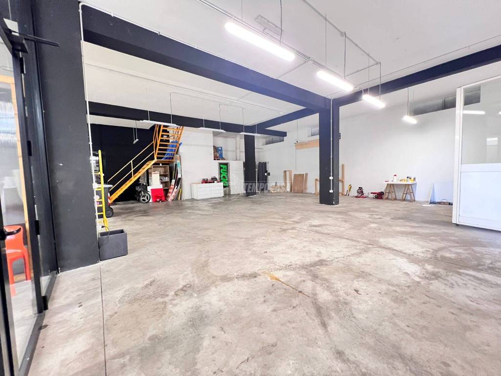 negozio in vendita a Roma in zona Acilia