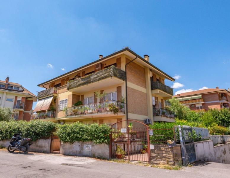 appartamento in vendita a Roma in zona Appio Pignatelli