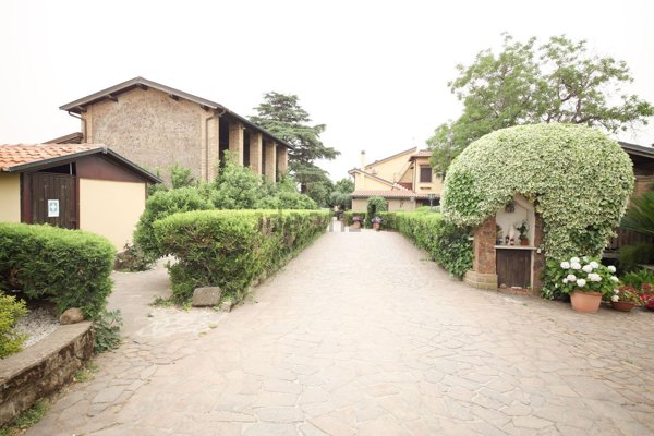casa indipendente in vendita a Roma in zona Finocchio