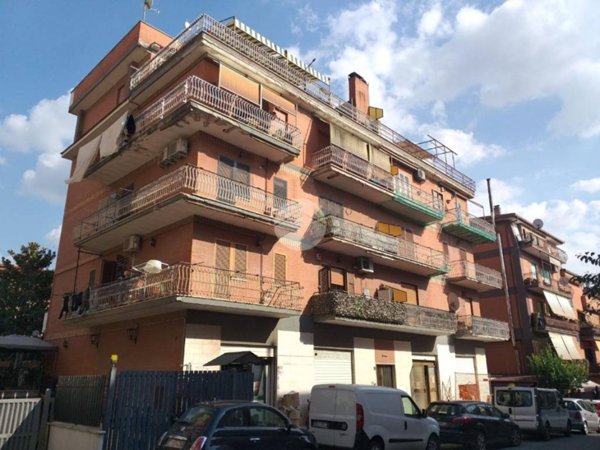 appartamento in vendita a Roma in zona Finocchio