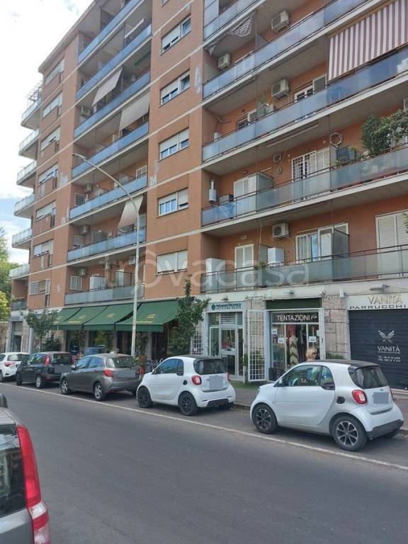 appartamento in vendita a Roma in zona Ardeatino