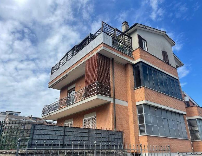 appartamento in vendita a Roma in zona Tomba di Nerone