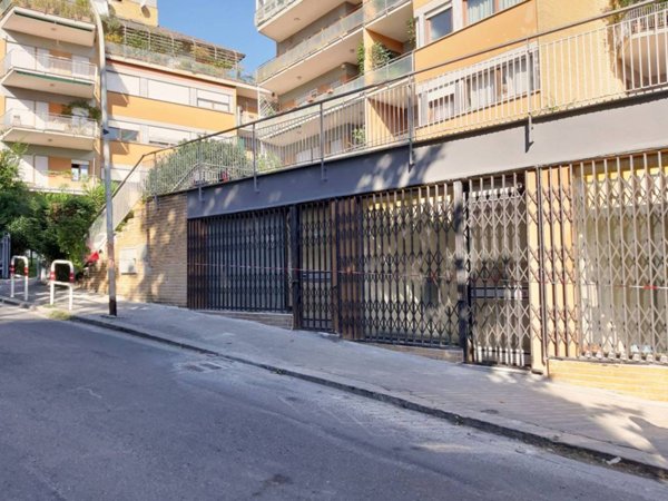 negozio in vendita a Roma in zona Tor di Quinto